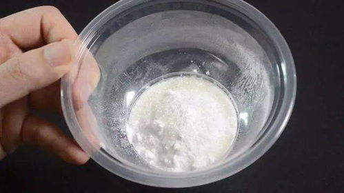 小蘇打和白砂糖混合一起,放在廚房里,解決了家里的這個問題